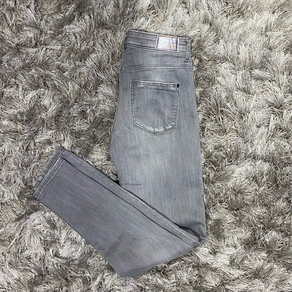 Zara Basic Z1975 women grey denim floral embroidery skinny Jeans. Size 2. Used. - Picture 5 of 10